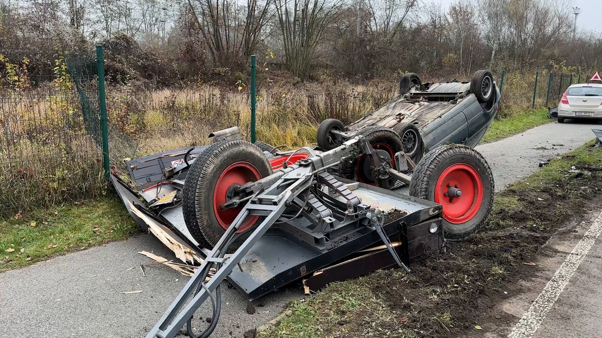 Auto vjelo u Prahy pod vlek za traktorem. Ten se převrátil i s převáženým vozem